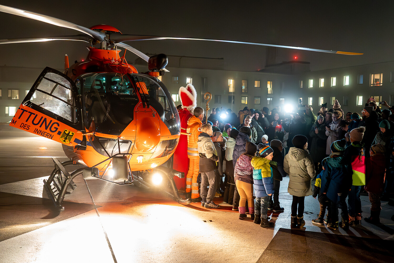 Strahlende Kinderaugen: Nikolausflug mit Rettungshubschrauber Christoph 14