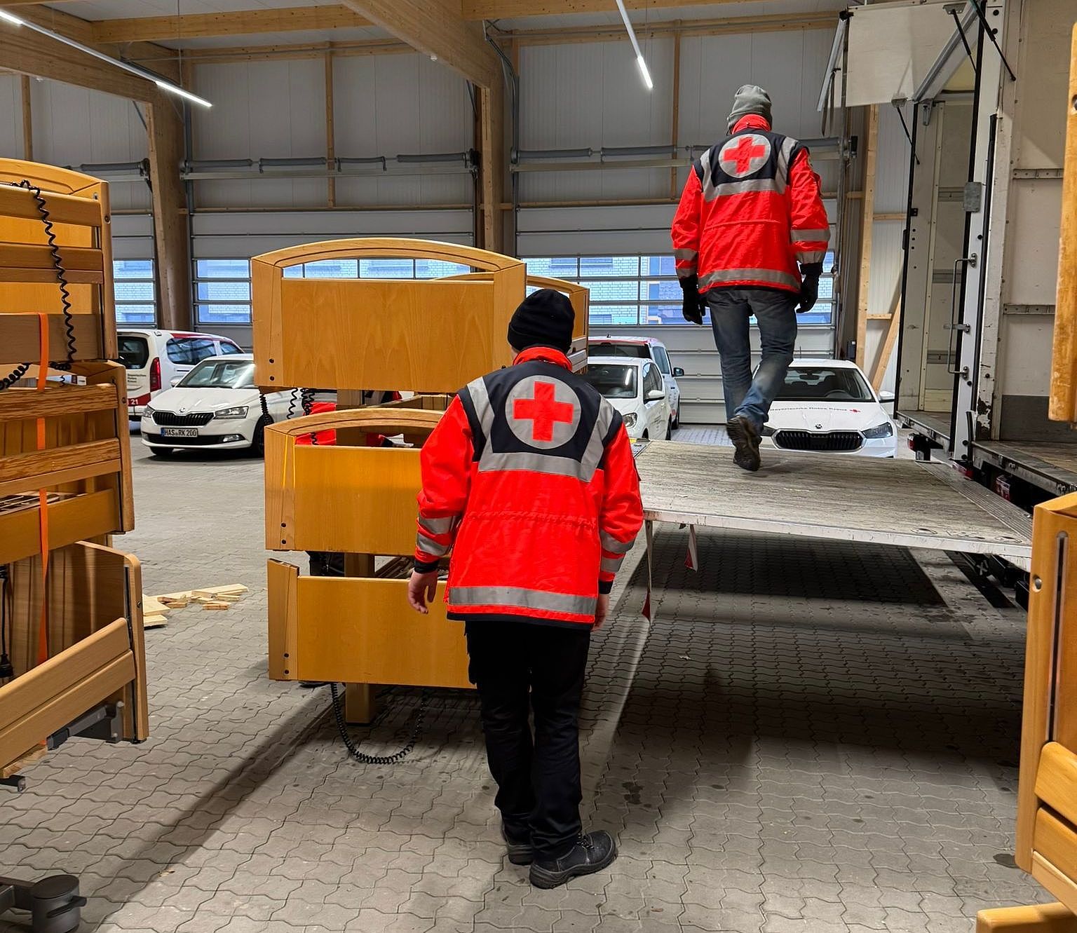 Hilfe für die Ukraine: Bayerisches Rotes Kreuz schickt rund 400 Pflegebetten in die Ukraine